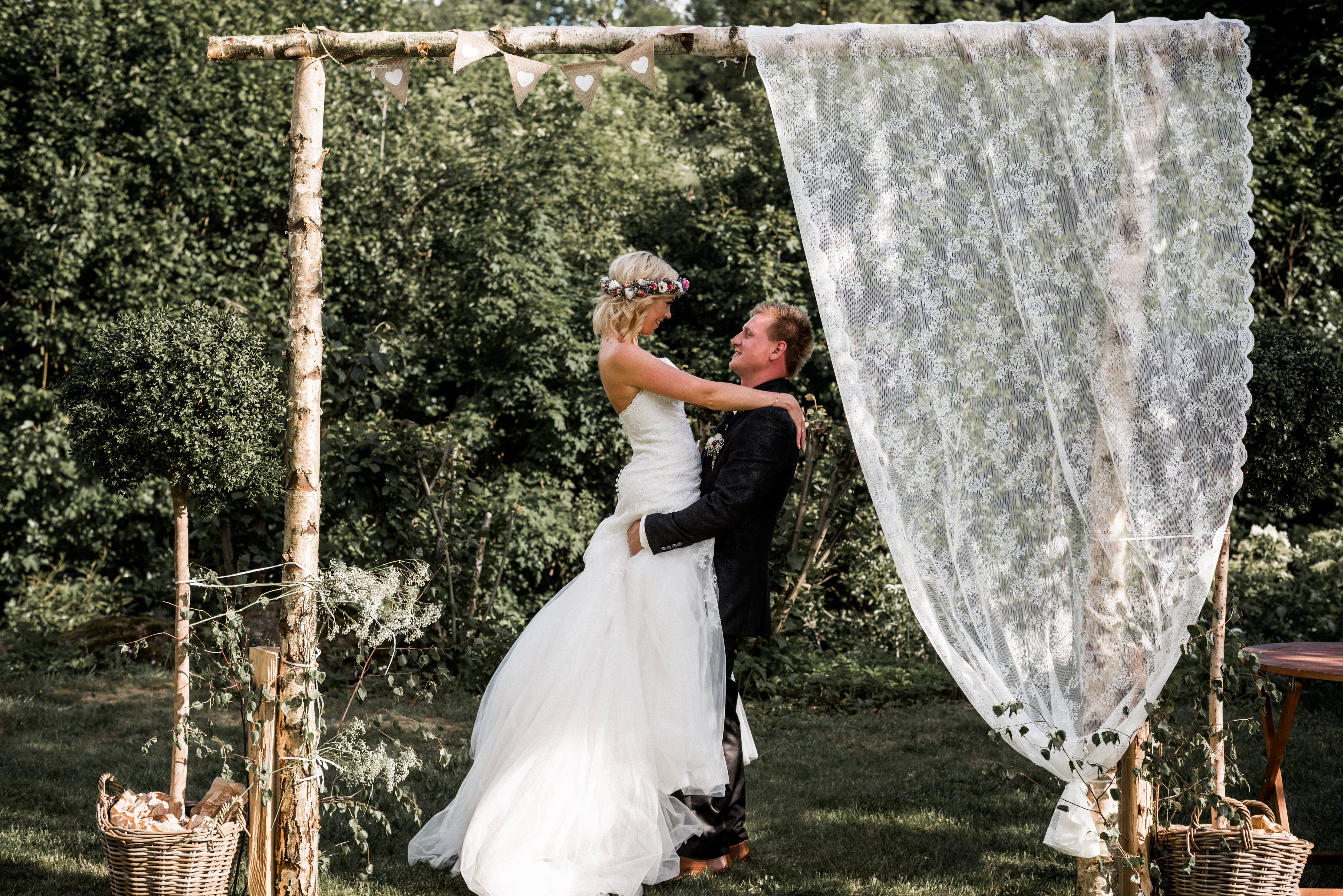 Hochzeit hochzeitsshooting Brautpaar Brautkleid Braut wedding Hochzeitsfotografin Kirche Kirchliche First Kiss freie Trauung Rede Hochzeitsrede Gelübte