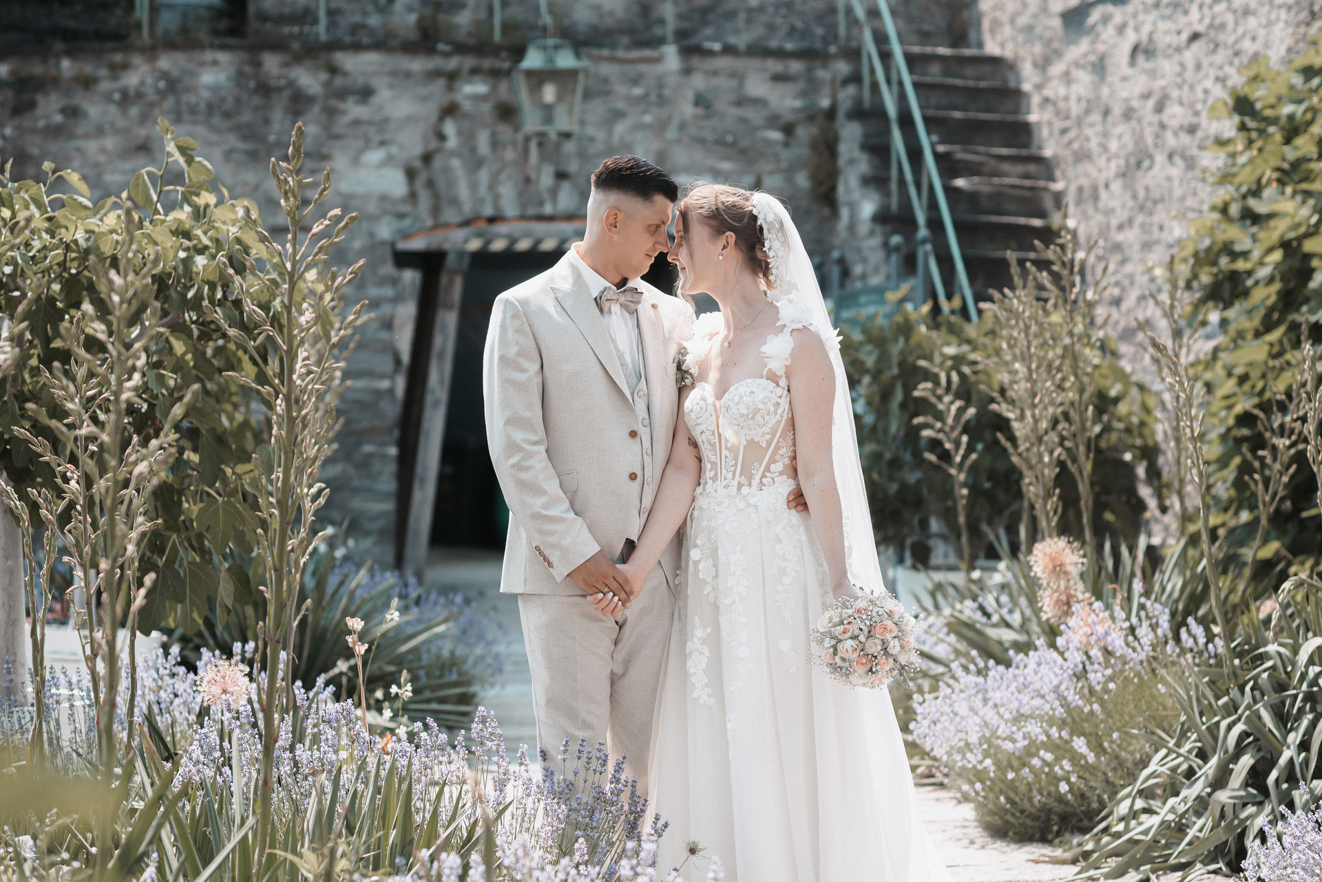 Brautpaar Hochzeit Westerwald Fotografin Schlosshochzeit Schloss Weilburg Schlossgarten Mediterrane Hochzeit Lavendel wedding