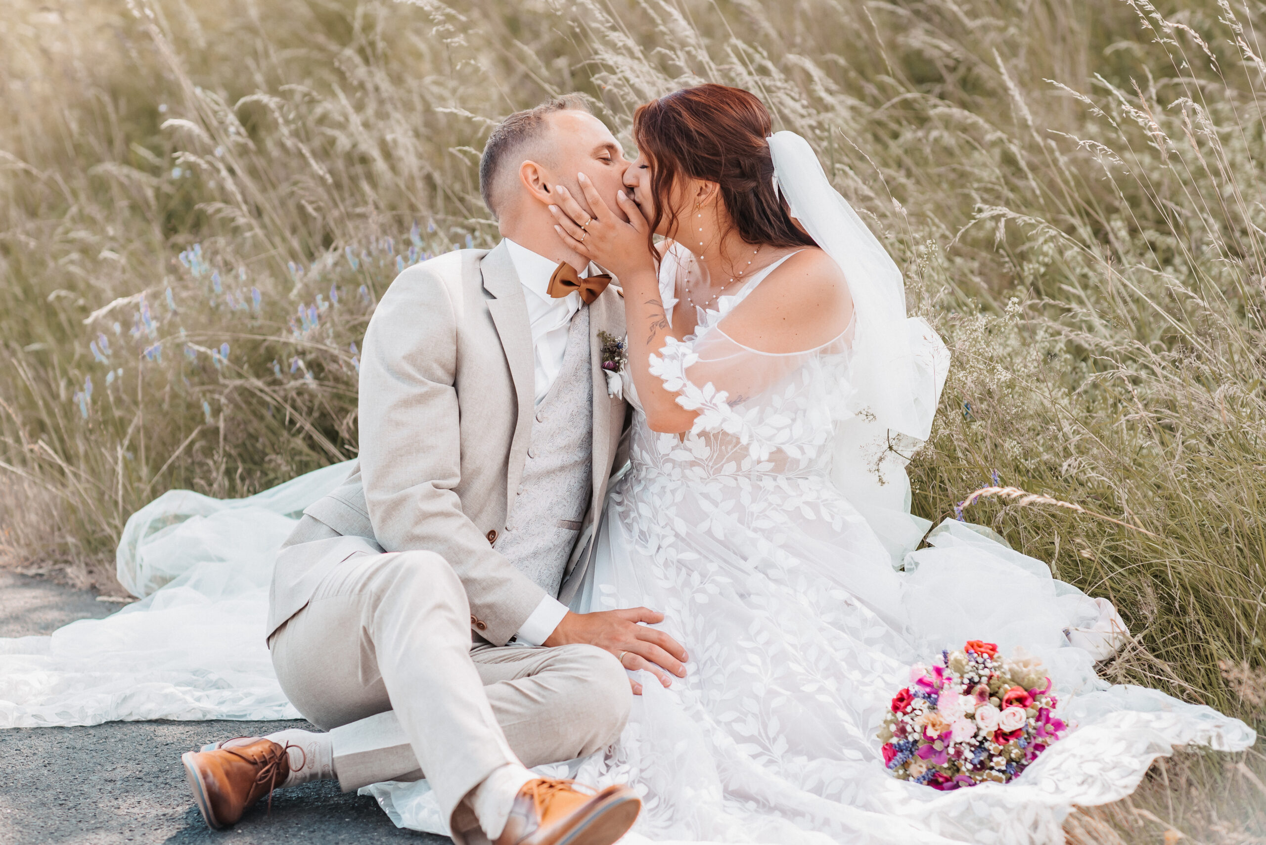 Fotografin Wedding westerwald feld hochzeit beste fotografin Kleid